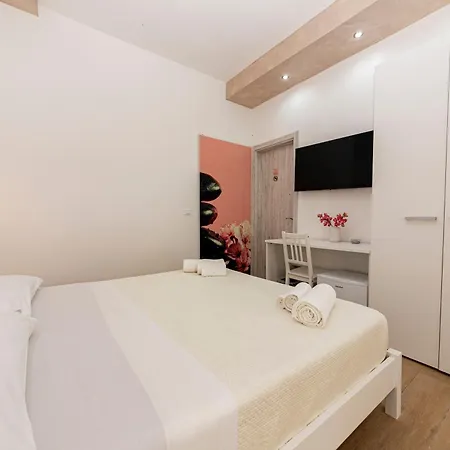 Noemi Oda ve Kahvaltı 4*